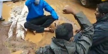 ഷൊർണ്ണൂർ പോസ്റ്റ് ഓഫീസ് റോഡിൽ  കിടന്ന് പ്രതിഷേധിച്ചു.