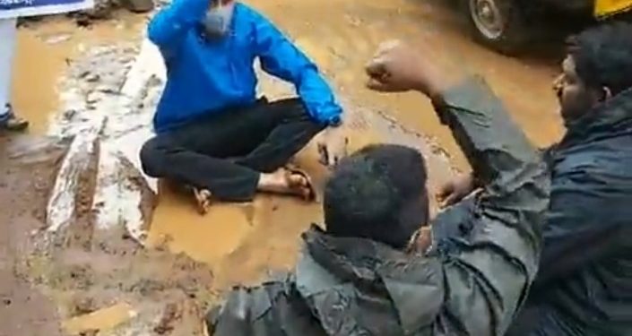 ഷൊർണ്ണൂർ പോസ്റ്റ് ഓഫീസ് റോഡിൽ  കിടന്ന് പ്രതിഷേധിച്ചു.