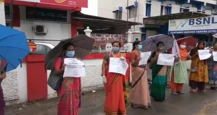 ഇന്ധനവില വർദ്ധനക്കെതിരെ:  പോസ്റ്റോഫിസ് ധർണ്ണ നടത്തി