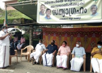 ബിജെപി  കലക്ട്രേറ്റിനു മുന്നിൽ സത്യാഗ്രഹമിരുന്നു.