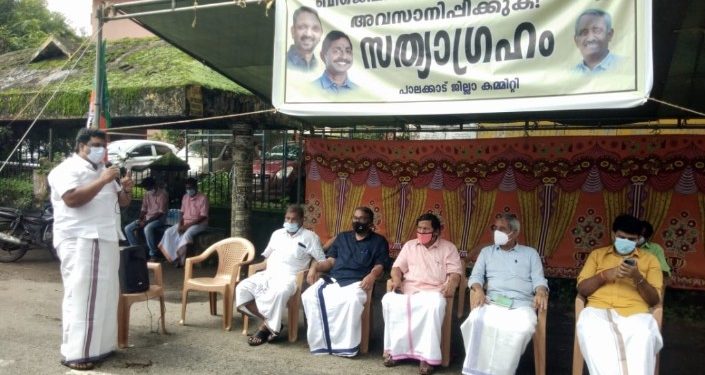ബിജെപി  കലക്ട്രേറ്റിനു മുന്നിൽ സത്യാഗ്രഹമിരുന്നു.