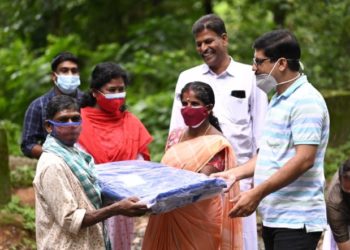 ചെറുനെല്ലി കോളനിയിലെ ആദിവാസികൾക്ക്  ടാർപോളിൻ നൽകി