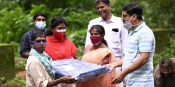 ചെറുനെല്ലി കോളനിയിലെ ആദിവാസികൾക്ക്  ടാർപോളിൻ നൽകി