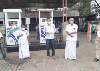 പ്രവാസി കോൺഗ്രസ്   ഒറ്റപ്പാലം പെട്രോൾ പമ്പിൽ പ്രതിഷേധ ധർണ്ണ നടത്തി