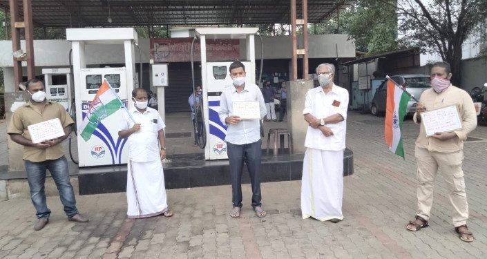 പ്രവാസി കോൺഗ്രസ്   ഒറ്റപ്പാലം പെട്രോൾ പമ്പിൽ പ്രതിഷേധ ധർണ്ണ നടത്തി