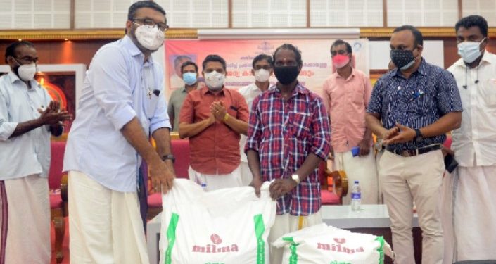 ക്ഷീരകര്‍ഷകര്‍ക്ക് സൗജന്യ കാലിത്തീറ്റയും ധനസഹായവും നല്‍കി