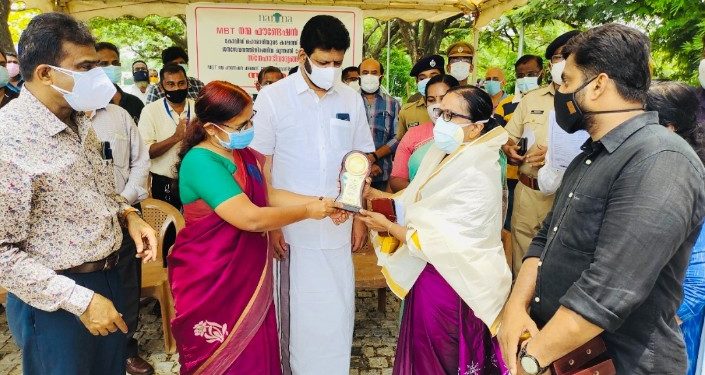 കോവിഡ്  പോരാളികൾക്കുള്ള ആദരവ് ജനസേവകരുടെ സമ്മേളനമായി മാറി.