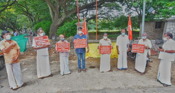 CMP പാലക്കാട് അഞ്ചു വിളക്കിനു സമീപം നിൽപ്പു സമരംനടത്തി