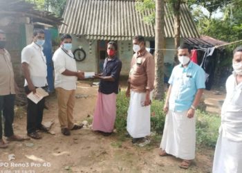 വിദ്യാർഥികൾക്ക് ഓൺലൈൻ പഠനത്തിനുള്ള മൊബൈൽ ഫോൺ നൽകി