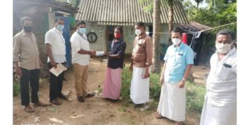 വിദ്യാർഥികൾക്ക് ഓൺലൈൻ പഠനത്തിനുള്ള മൊബൈൽ ഫോൺ നൽകി