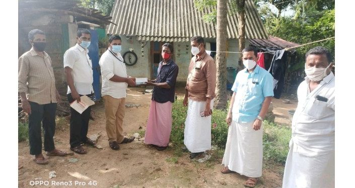 വിദ്യാർഥികൾക്ക് ഓൺലൈൻ പഠനത്തിനുള്ള മൊബൈൽ ഫോൺ നൽകി