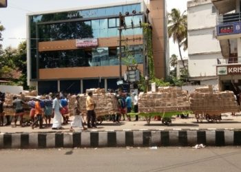 മദ്യഷാപ്പുകളിൽ വൻ തിരക്ക് ലോഡുകണക്കിന് മദ്യം ദിനംപ്രതി വിറ്റഴിയുന്നു.