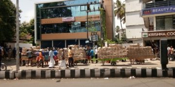 മദ്യഷാപ്പുകളിൽ വൻ തിരക്ക് ലോഡുകണക്കിന് മദ്യം ദിനംപ്രതി വിറ്റഴിയുന്നു.