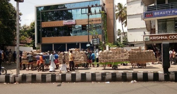 മദ്യഷാപ്പുകളിൽ വൻ തിരക്ക് ലോഡുകണക്കിന് മദ്യം ദിനംപ്രതി വിറ്റഴിയുന്നു.