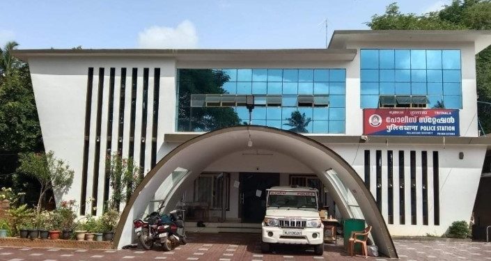 എംഎല്‍എ ഫണ്ട് ഉപയോഗിച്ച് പൊലീസ് സ്റ്റേഷൻ, ഉദ്ഘാടനത്തില്‍ നിന്ന്  ബല്‍റാം പുറത്ത്; യുഡിഎഫ് പ്രതിഷേധം