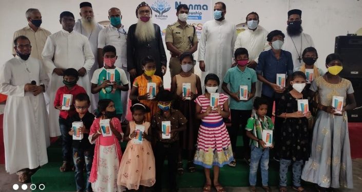 ഓൺലൈൻ പഠനത്തിന് അട്ടപ്പാടിയിലെ കുട്ടികൾക്ക് ഫോൺ സമ്മാനിച്ചു