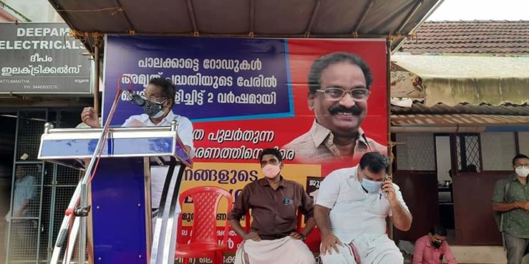 നഗരത്തിലെ റോഡുകളുടെ ശോച്യാവസ്ഥ: പ്രതിഷേധശൃംഖല തീർത്ത് സിപിഐ എം