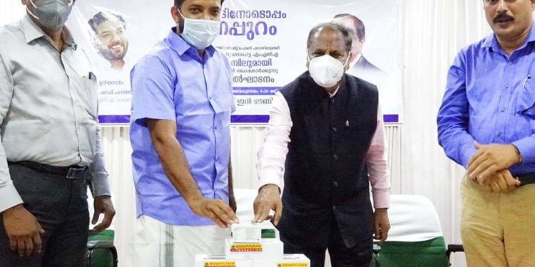 50 കുട്ടികൾക്ക്  ഓൺലൈൻ പഠനത്തിന് മൊബൈൽ ഫോൺ നൽകി