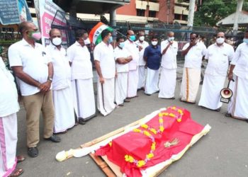 വ്യാപാരികളുടെ ആത്മഹത്യ പ്രതീകാത്മാകമായി “ശവമഞ്ച”ഘോഷ യാത്ര നടത്തി