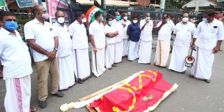 വ്യാപാരികളുടെ ആത്മഹത്യ പ്രതീകാത്മാകമായി “ശവമഞ്ച”ഘോഷ യാത്ര നടത്തി