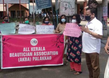 മദ്യഷാപ്പുകൾക്കു മുമ്പിൽ സാമൂഹ്യ അകലം പ്രശ്നമല്ലേ?
