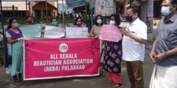മദ്യഷാപ്പുകൾക്കു മുമ്പിൽ സാമൂഹ്യ അകലം പ്രശ്നമല്ലേ?