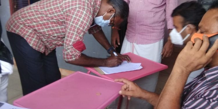 കെ.എസ്.ആർ.ടി.സി.യിൽ ഒപ്പുശേഖരണം നടത്തി.