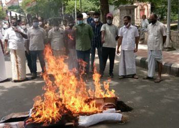 ഇന്ധന വില വർദ്ധനവിനെ തിരെ കാളവണ്ടിയിൽ പ്രതിഷേധ സമരം നടത്തി