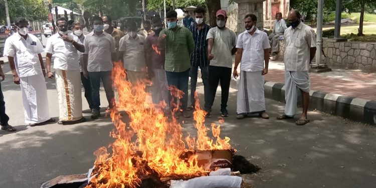 ഇന്ധന വില വർദ്ധനവിനെ തിരെ കാളവണ്ടിയിൽ പ്രതിഷേധ സമരം നടത്തി