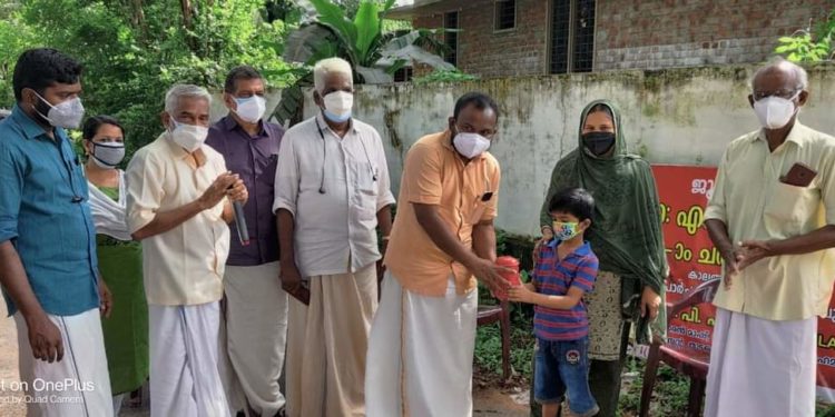 ദുരിതാശ്വാസ നിധിയിലേക്ക് സമ്പാദ്യ കുടുക്ക നൽകി 6 വയസ്സുകാരൻ ഷിഫാൻ