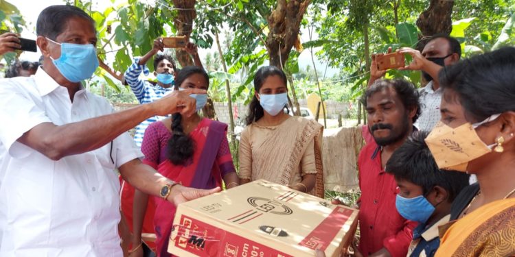 വിദ്യാർത്ഥികളുടെ പഠനത്തിന്  ടെലിവിഷൻ നൽകി.