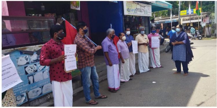 ഇന്ധന വില: പല്ലശ്ശന പോസ്റ്റോഫീസിനു മുന്നിൽ  പ്രതിഷേധ യോഗം