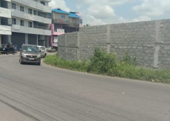 ഡ്രൈവർമാരുടെ കാഴ്ച്ച മറക്കുന്ന മതിൽ