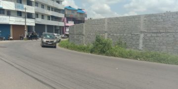 ഡ്രൈവർമാരുടെ കാഴ്ച്ച മറക്കുന്ന മതിൽ