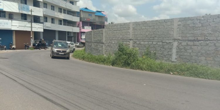 ഡ്രൈവർമാരുടെ കാഴ്ച്ച മറക്കുന്ന മതിൽ