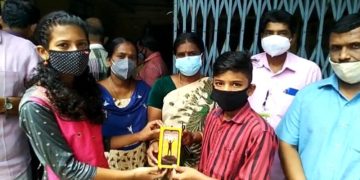 വിദ്യാർത്ഥികൾക്ക് മൊബൈൽ ഫോൺ നൽകി.