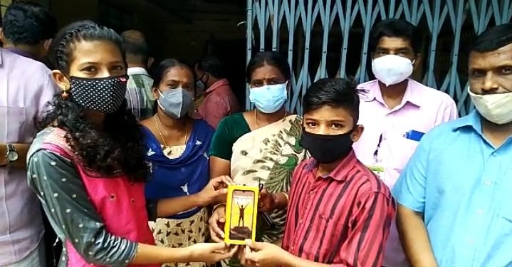 വിദ്യാർത്ഥികൾക്ക് മൊബൈൽ ഫോൺ നൽകി.