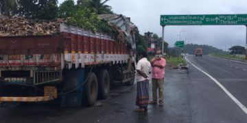 വടക്കഞ്ചേരിയിൽ വൻ കഞ്ചാവ് വേട്ട: ലോറിയിൽ  60 കിലോ  കഞ്ചാവ്