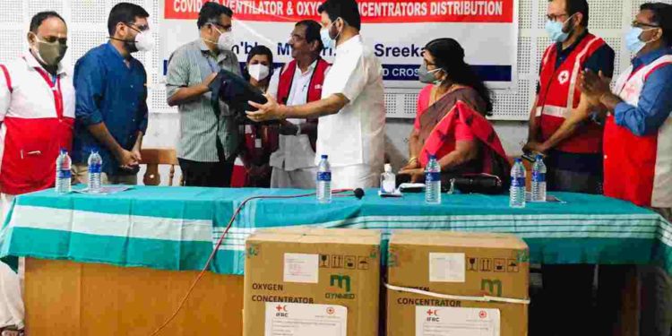 ജില്ലാശുപത്രിയിലേക്ക് വെൻറിലേറ്ററും ഓക്സിജൻ കോൺസഡറേറ്ററും നൽകി