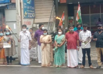 നെന്മാറ ജംഗ്ഷനിൽ പകൽപ്പന്തം സമരം നടത്തി