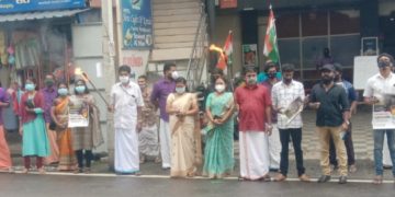 നെന്മാറ ജംഗ്ഷനിൽ പകൽപ്പന്തം സമരം നടത്തി