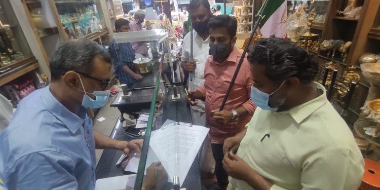 വ്യാപാരികൾക്കും ജീവിക്കണം: വെൽഫെയർ പാർട്ടി ജനകീയ ഒപ്പ് ശേഖരണം