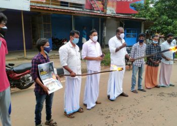 വെള്ളപ്പാറയിൽ പകൽ പന്തം പ്രതിഷേധം