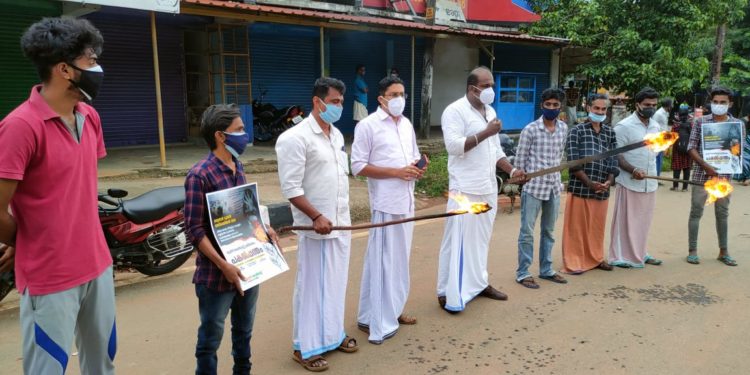 വെള്ളപ്പാറയിൽ പകൽ പന്തം പ്രതിഷേധം