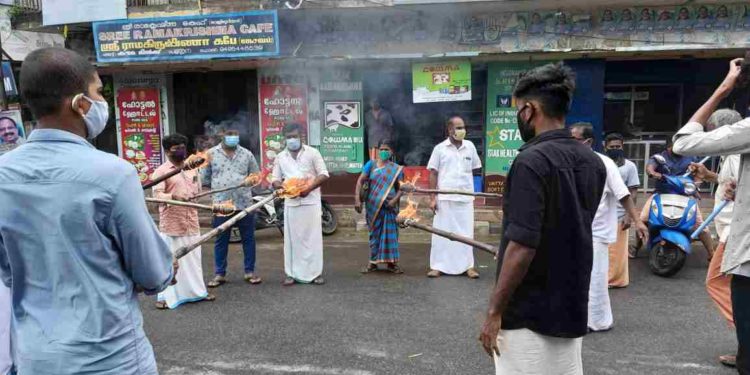 പകൽ പന്തം പ്രതിഷേധ പരിപാടി സംഘടിപ്പിച്ചു