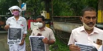 ലോട്ടറി തൊഴിലാളികൾ നിൽപു സമരം നടത്തി.