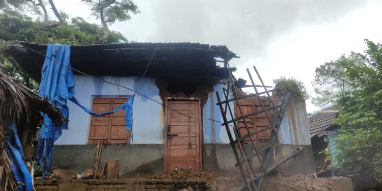 കനത്ത മഴയിൽ വീടുകൾ തകർന്നു.