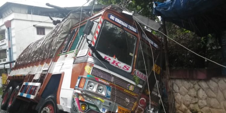 ഇലക്ട്രിക്പോസ്റ്റ് മാറ്റി സ്ഥാപിക്കുന്നതുവരെ സപ്ലൈ ഉണ്ടായിരിക്കുന്നതല്ല :KSEB