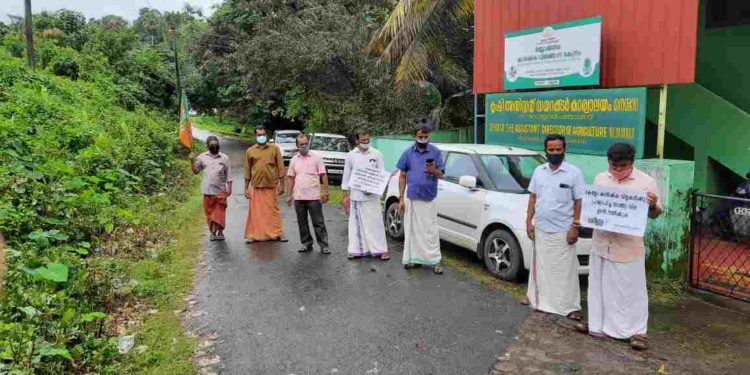 കർഷകമോർച്ച  നെന്മാറ കൃഷിഭവന് മുന്നിൽ പ്രതിഷേധ ധർണ്ണ നടത്തി