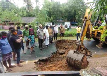 ഇറിഗേഷൻ കനാൽ ഭിത്തി ഇടിഞ്ഞുണ്ടായ ഗർത്തം: വലിയ അപകടം ഒഴിവായി.